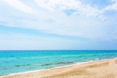 Plaj sahil deniz dalgaları ile