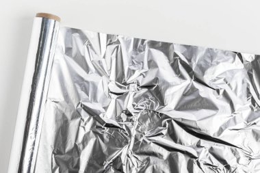 Beyaz arka plan üzerinde izole alüminyum folyo rulo