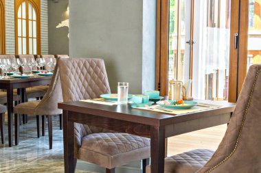 Tablo boş restoranda servis