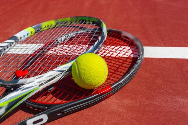 Tenis top ve raket çim sahada