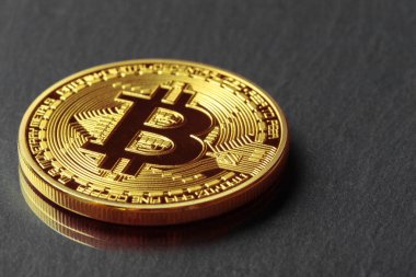 Koyu arkaplanda bitcoin