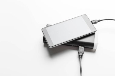 Tablo arka plan üzerinde güç banka ile şarj Smartphone