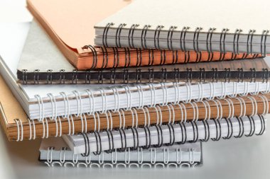 Kağıt defter tablo üzerinde kapat