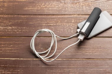 Tablo arka plan üzerinde güç banka ile şarj Smartphone