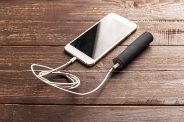 Tablo arka plan üzerinde güç banka ile şarj Smartphone
