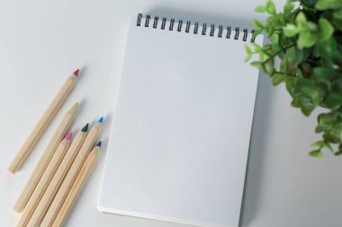 Renkli kalemler ve sketchbooks bir tablo