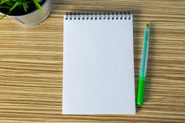 Kalem ve bir masada boş sketchbook