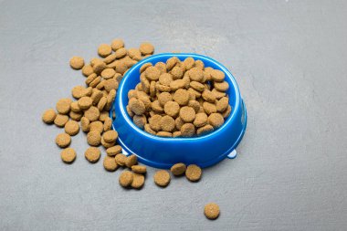 Köpekler ve kediler için Kuru gıda.