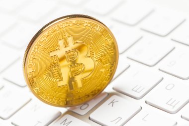 Bitcoin altın sikke üzerinde klavye, kripto para kavramı
