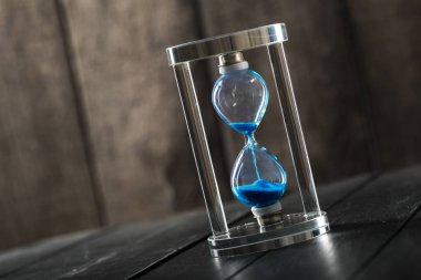 Zaman geçiyor. Mavi kum saati kapat