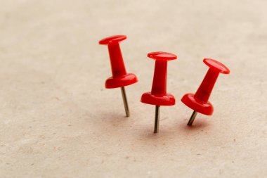 Corkboard arka plan üzerinde kırmızı iğneler