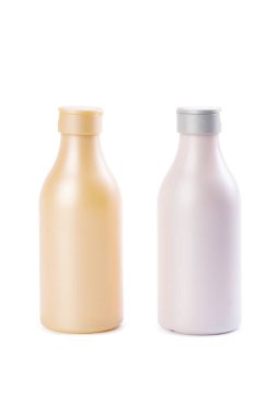 Beyaz arka plan üzerinde izole kozmetik tüpler