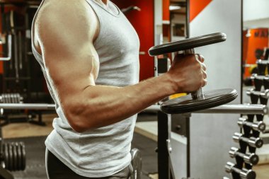 Yerel spor salonunda çalışma dışarı adam
