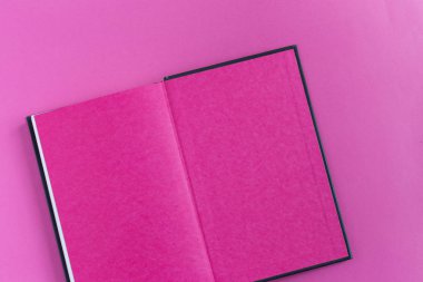 Masanın üzerinde kitaplar olan kompozisyon