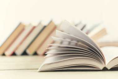 Tablo, okuma ve eğitim kavramı kitapları ile kompozisyon 