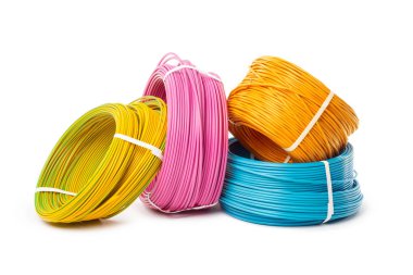 Beyaz arka plan üzerinde izole elektrik kabloları, enerji ve teknoloji donatımı