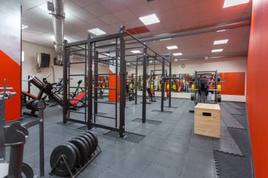 Modern spor salonunda aletleri