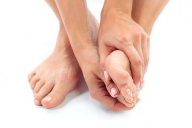 bir ayak tedavi olan kadın