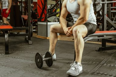 Yerel spor salonunda çalışma dışarı adam