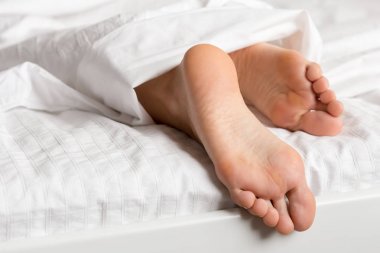 mükemmel ve güzel bir kadın bacakları yatakta