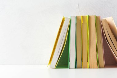 Tablo farklı kitap yığını closeup