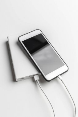 Tablo arka plan üzerinde güç banka ile şarj Smartphone