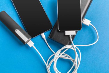 Tablo arka plan üzerinde akıllı telefonlar ile güç şarj banka