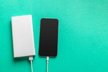 Tablo arka plan üzerinde güç banka ile şarj Smartphone