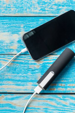 Tablo arka plan üzerinde güç banka ile şarj Smartphone