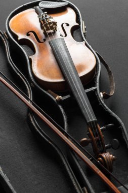 Siyah arka plan üzerine eski kahverengi keman