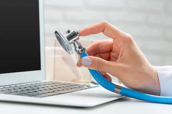 Mani Medico Donna Con Computer Portatile — Foto Stock