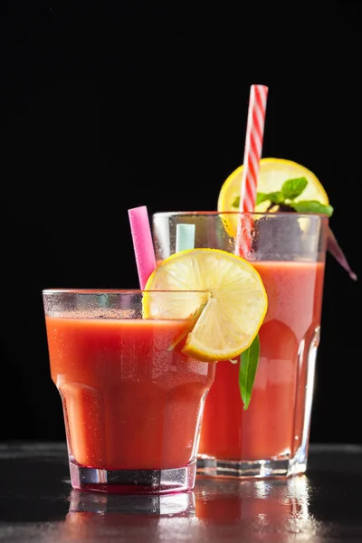 Bloody Mary Drinkar Som Serveras Glas Med Sugrör Och Citroner — Stockfoto