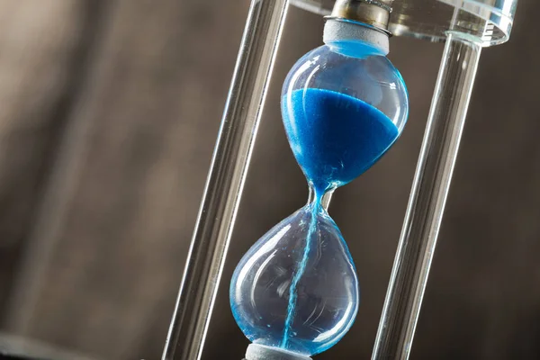 Die Zeit Vergeht Blaue Sanduhr Aus Nächster Nähe — Stockfoto