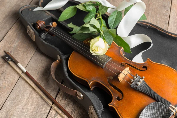 Bellissimo Violino Con Rosa Sfondo Legno — Foto Stock