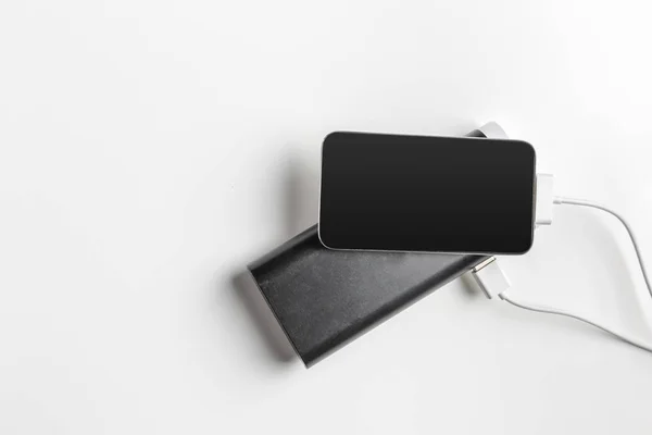 Smartphone Laden Mit Powerbank Auf Dem Tisch — Stockfoto