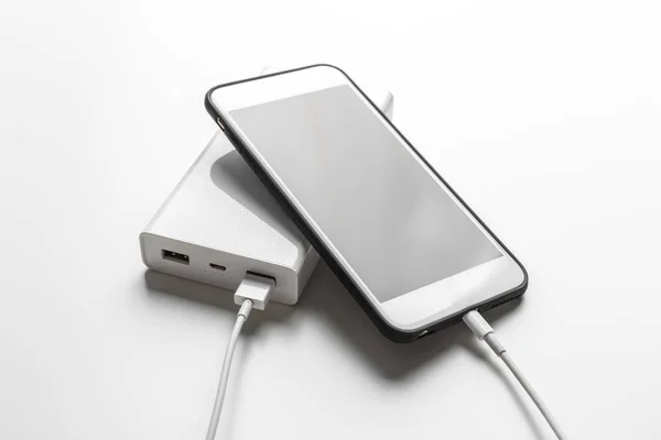 Smartphone Laddar Med Powerbank Tabellbakgrund — Stockfoto