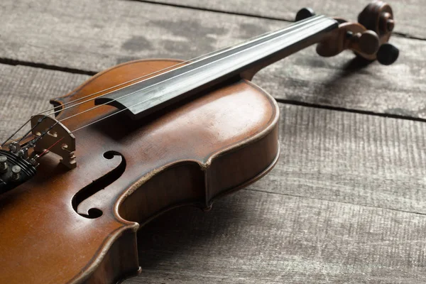 Ahşap masa, keman görünümü kapatın