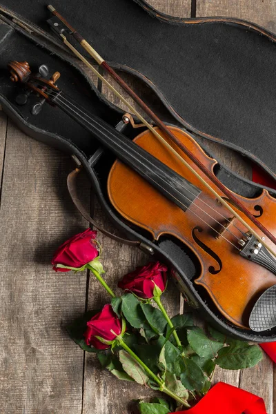 Bellissime Rose Rosse Violino Sfondo Legno — Foto Stock