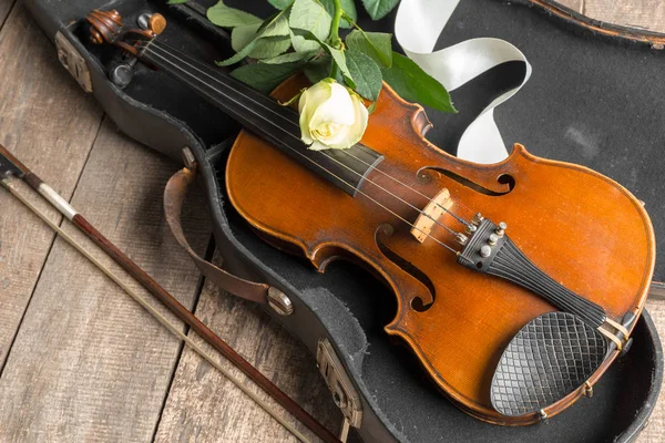 Belo Violino Com Rosa Fundo Madeira — Fotografia de Stock