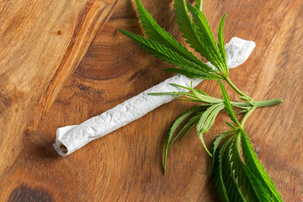 Närbild Medicinsk Marijuana Trä Bakgrund — Stockfoto