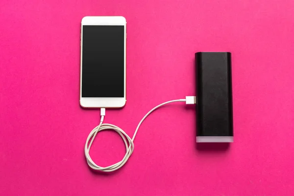 Smartphone Laddar Med Powerbank Tabellbakgrund — Stockfoto