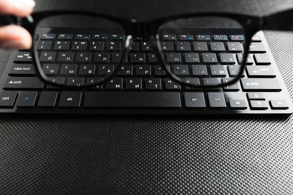 Lunettes Clavier Sur Table — Photo