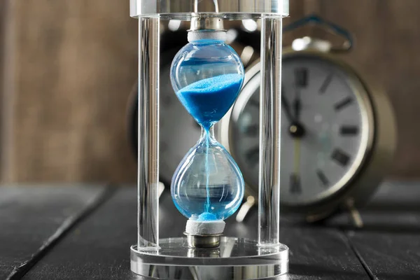 Die Zeit Vergeht Blaue Sanduhr Aus Nächster Nähe — Stockfoto