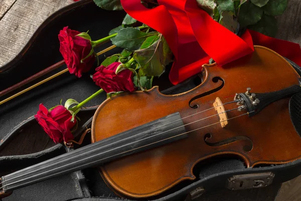 Schöne Rote Rosen Und Geige Auf Holzgrund — Stockfoto