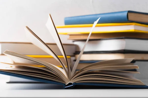 Stapel Paperback Boeken Een Tafel — Stockfoto