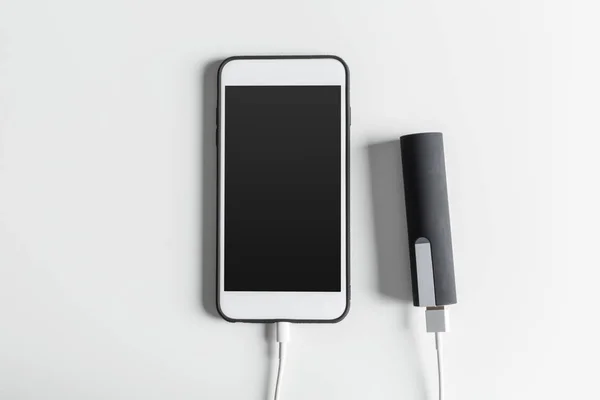 Smartphone Laden Mit Powerbank Auf Dem Tisch — Stockfoto