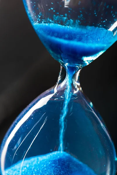 Tempo Está Passando Ampulheta Azul Perto — Fotografia de Stock