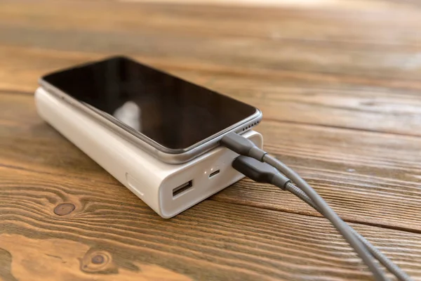 Powerbank Och Mobiltelefon Träbord Moderna Prylar Bakgrund — Stockfoto