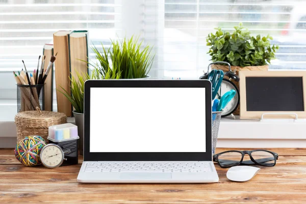 Espacio Trabajo Pantalla Blanco Portátil Mesa Madera —  Fotos de Stock