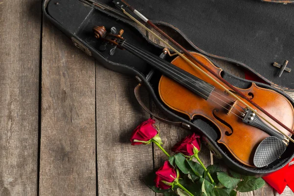 Bellissime Rose Rosse Violino Sfondo Legno — Foto Stock